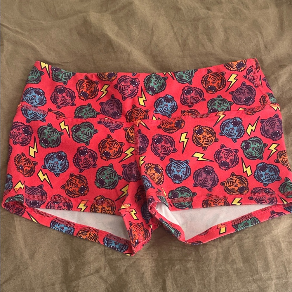 Fleo medium tiger shorts